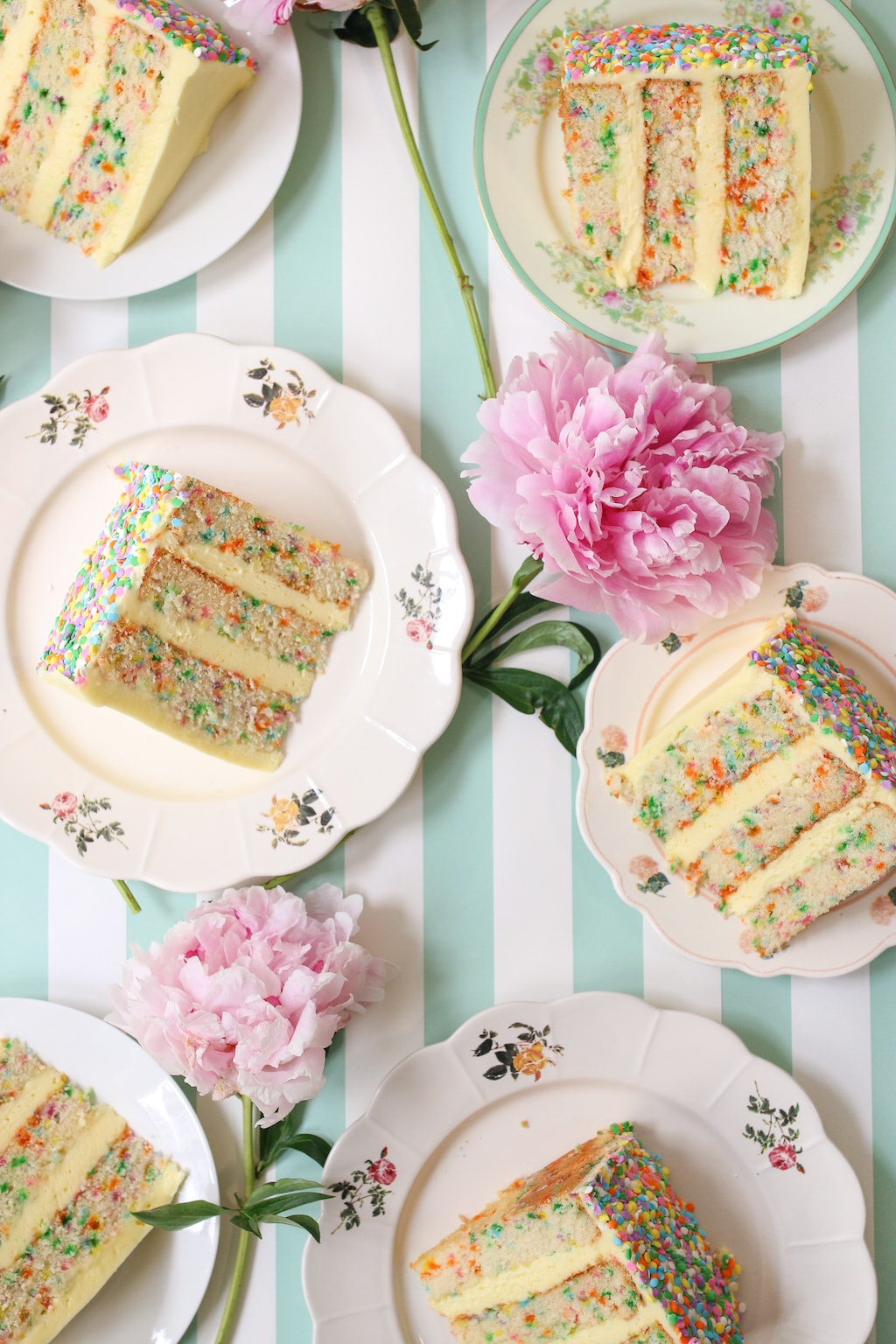 New York Institution Magnolia Bakery Introduces a Whimsical New Look –  PRINT Magazine